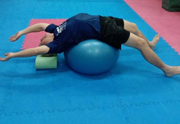 74歲仍一週工作5天、練肌肉讓膝蓋痛不藥而癒！戎撫天：做對大腦和體能運動，人真的不會老