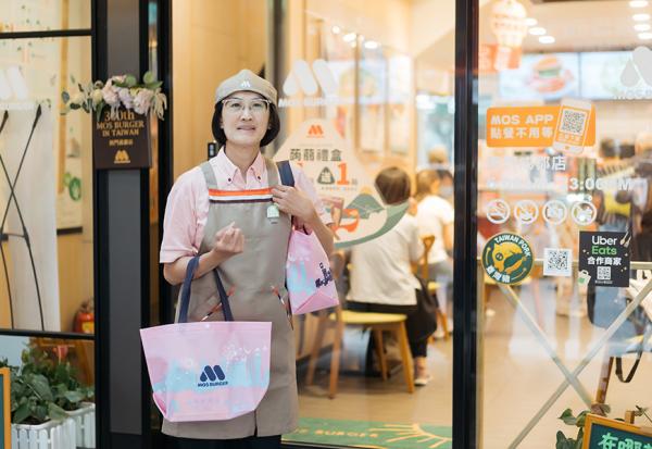 55歲做服務業，賺錢也賺到朋友！摩斯漢堡員工葉明綺：中高齡就業要放下大哥、大姐心態，樂在其中