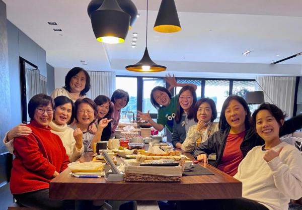 50後同學會之必要！丁菱娟與同學們：讓我們拋開社會面具，一起當快樂的「太吵族」和「不老族」