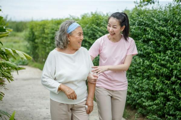漏尿擔心上廁所來不及，穿紙尿褲怕厚厚一大包？用對方法讓長輩更舒適自在，更有餘裕享受社交生活
