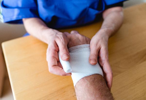 以為只是腳趾痛，竟差點截肢！皮膚科醫師黃毓惠：5種傷口忽視可能致命，慢性病、免疫功能低下者小心