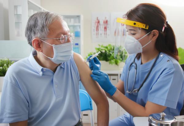 什麼樣的人不能打疫苗？打時該注意什麼？許秉毅醫師：10大族群的注意事項