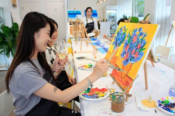 畫畫、喝酒、做自己！歐美畫飲會引入台灣 零基礎也開心