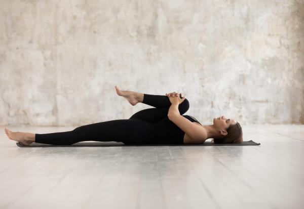 屁股無力易腰痛！每日練臀伸展操，還能預防駝背、調整脊柱線條