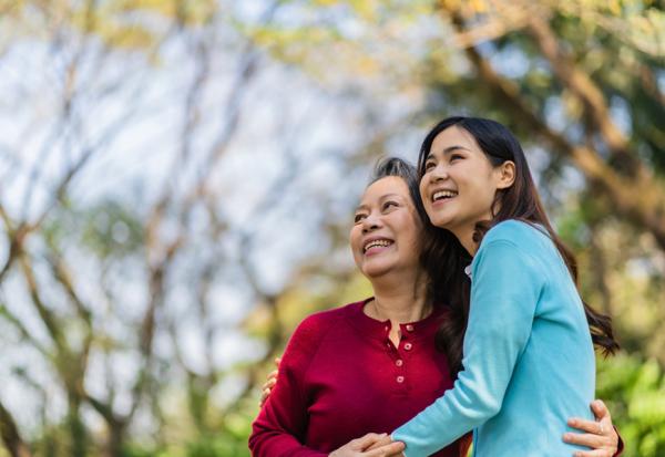 陳乃菁專欄｜陪失智媽媽玩寶可夢的女兒：擔憂對病人沒幫助，不如陪他們冒險、做好玩的事