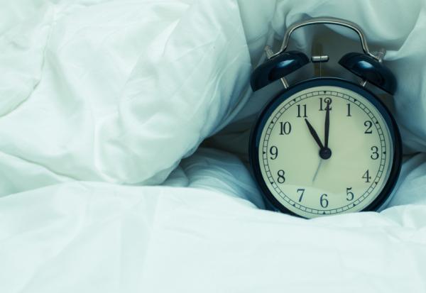 研究：提早1小時睡覺，降低重度憂鬱風險！4動作調整睡眠時型