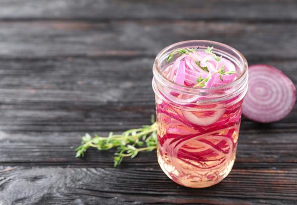 65歲男半年血糖降6%！醋漬洋蔥這樣做，降血糖、降血脂、降血壓又好吃