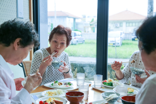 主動和鄰居打好關係，串起保護年邁爸媽的安全網