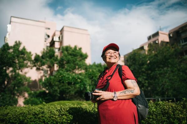 50歲後遊遍43國，刺青騎重機！78歲黃宜儀：盡情地活，離開時才沒有遺憾