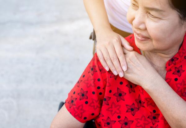 父母高齡失智，有事只找我怎麼辦？陳乃菁醫師：顧爸媽如養小孩，3要點讓全家均分照顧責任