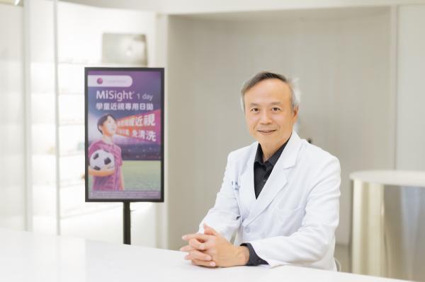 近距離盯強光螢幕，猶如用太陽下的放大鏡灼燒眼睛！眼科名醫賴威廷二十年來推動視力保健革命