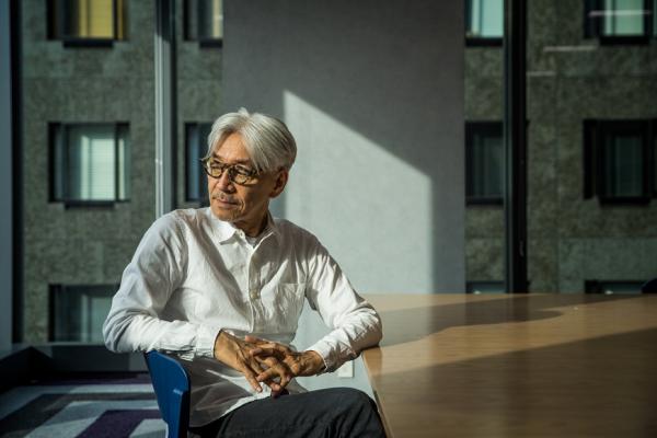 罹癌2年後復出！坂本龍一的抗癌養生法：把手浸在溫水中，在生活中感受旋律