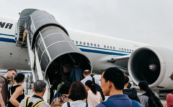 強拖乘客下飛機，誰要負責任？先搞懂事件關聯，背後的關鍵思維其實不只一個！