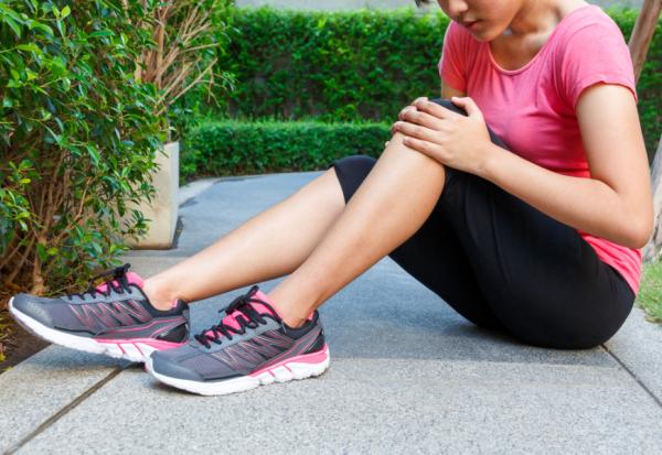 突然膝蓋痛、膝蓋腫、蹲不下去？膝蓋積水的4個症狀，如何治療趕快好？