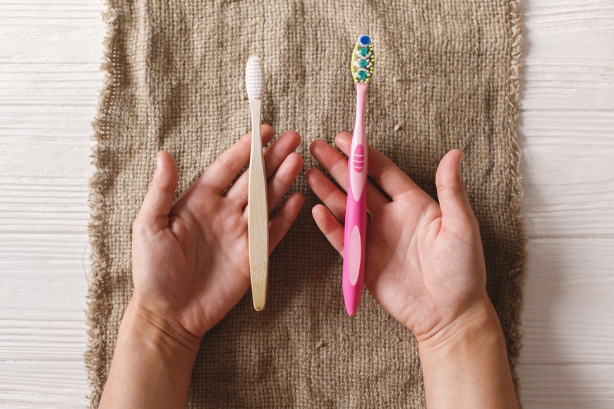 原來牙齒會影響大腦血流！醫師：改用「雙手」刷牙，能預防失智
