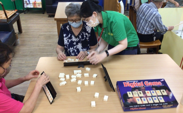 獨立老化需要社會支援！新竹縣推「獨居老人緊急救援通報」，24小時智慧守護