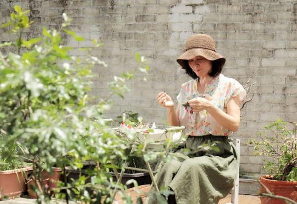 親手做衣服20年！吳玉真：穿自己做的衣服，好看、舒服又療癒心靈