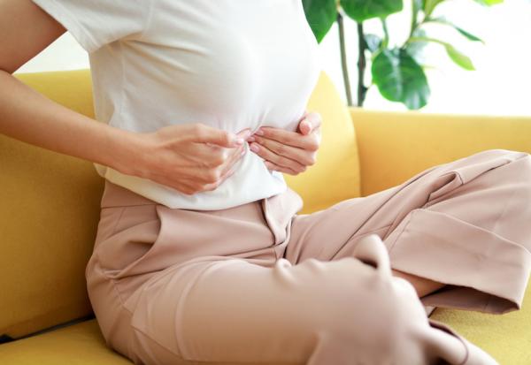 老年身高縮水，消化力也會變差！醫師：脊椎端正是護腸好習慣，常做5件事讓腸胃與心情一起變好