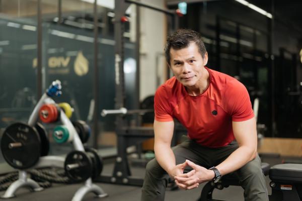 每天刷牙、洗臉做1動作，竟比仰臥起坐更能瘦小腹？國家級教練甘思元：讓「腹腔」變小，才能瘦肚子