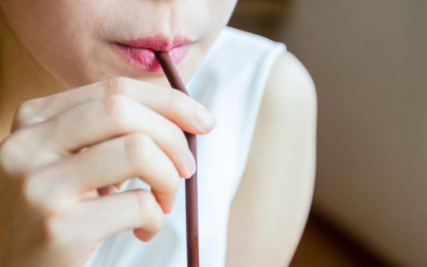 避免老後嗆到！現在開始5種喝飲料訓練，強化喉嚨與舌頭肌