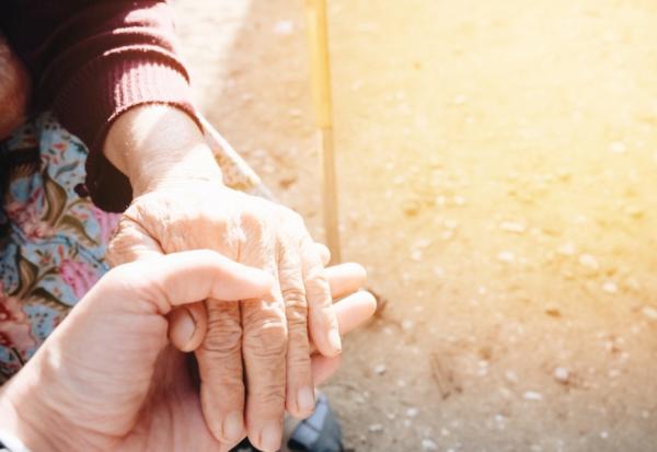 照顧長輩心累了、荷包扁了，怎麼辦？5個思考，讓照顧者找出資源、活得更好