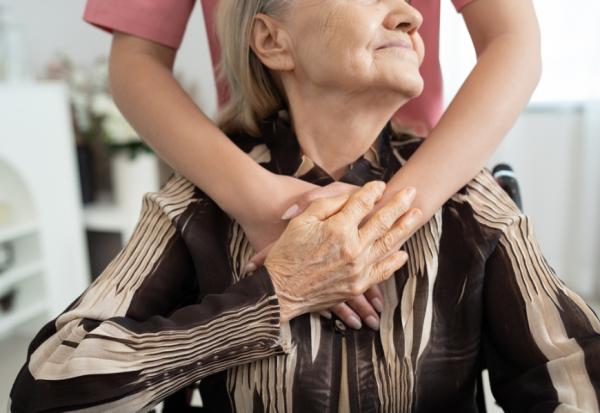 失智10年插管臥床婆婆適合斷食往生嗎？畢柳鶯醫師：有一種痛苦是家屬覺得病人痛苦！5種常見但不適用斷食善終的情況