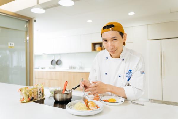 進入空巢期，讓家裡變成自由的聚會所！藍帶主廚傳授：4道星級料理快速煮出「私廚感」，朋友來吃都說讚