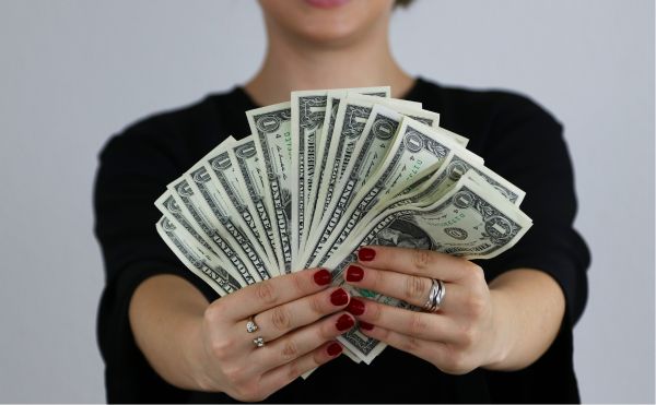 賺更多錢＝更幸福？諾貝爾經濟得主康納曼：年收入超過 7 萬 5 千美元後，幸福感就不再繼續上升｜《你的工作值得嗎？》