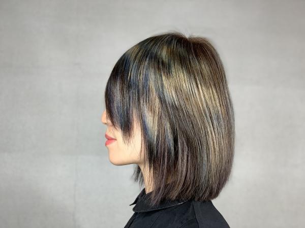 白髮一直長，又不想常染？髮型師：中間色混染或剪出層次，漂亮髮型更持久 