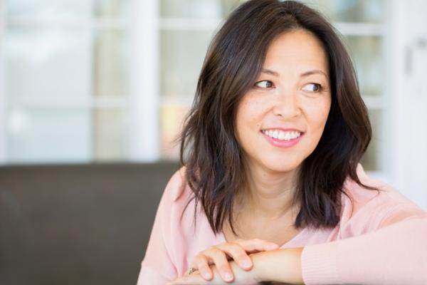 50歲後的淡妝美！斑點、鬆弛、臉凹7大常見問題，宛若素顏的遮瑕法