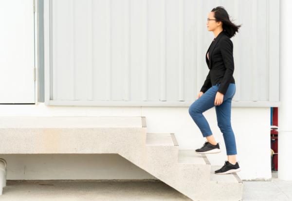 別再說沒空運動！風靡歐美的「運動零食」：每次只要2分鐘，就能改善心血管與靈活度，怎麼做？