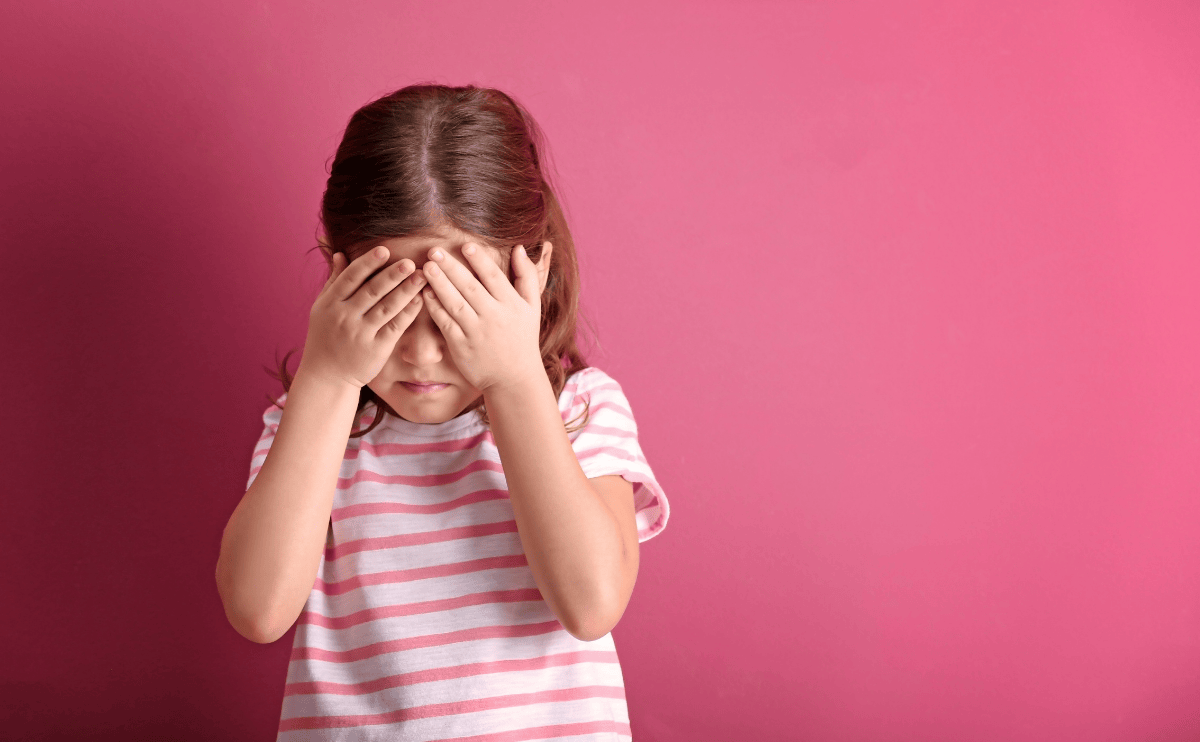 孩子常喊頭痛、肚子痛、夜裡哭不停？這些其實都是偏頭痛的警訊 ｜《你可以不頭痛》