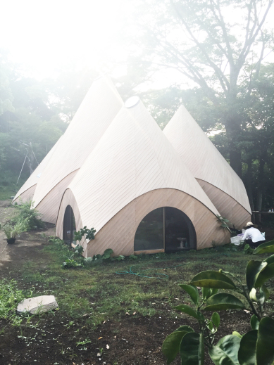 退休宅可以這麼美！日本伊豆半島山海洞穴屋「JIKKA」