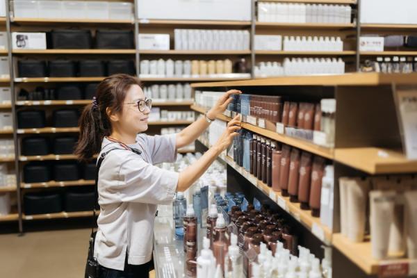 摺衣服快又好、當父親節穿搭模特兒……台灣無印良品如何發掘中高齡人才的好？