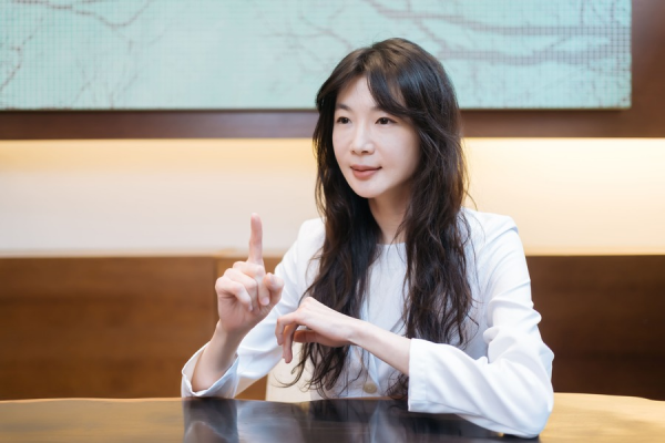 白髮長不停好苦惱？頻染髮又傷身？皮膚科鍾佩宜醫師：只要做好這一步，輕鬆找回黑髮！