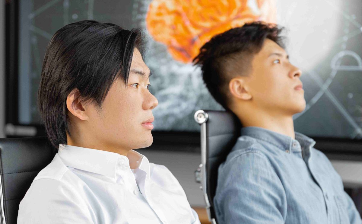 別再像電腦一樣過度分析！人類大腦的專屬優勢：用「故事力」與「常識」掌握 AI 無法預測的變動