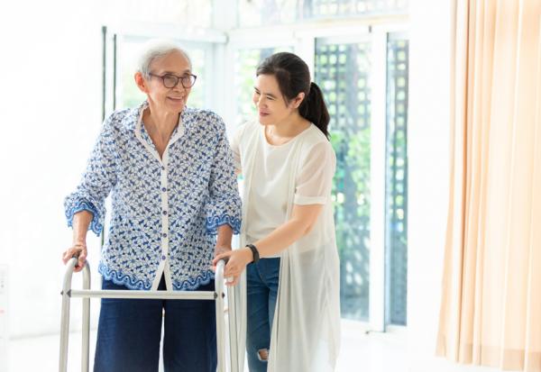 別讓家人在冰冷的加護病房離開！40年臨床經驗張明志醫師：讓末期病人舒服，家人可做到的4件事