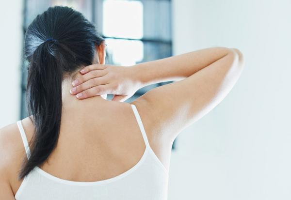 膝蓋痛繞膝蓋沒用，肩頸痠痛轉脖子可能讓症狀惡化！復健科醫師揭4大NG養生運動與正確做法