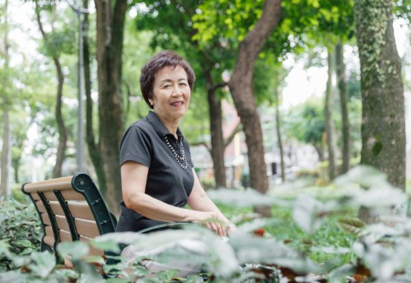 摯愛的先生失智不認我時怎麼辦？學者鄭秋豫：我從點一杯紅酒開始，學習獨老