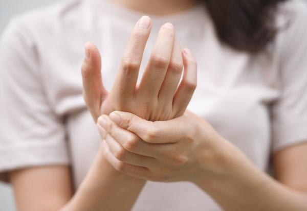 手變僵硬，老後恐怕不好使！滑手機、做家事都易傷關節，每日2個動作把手腕、手指變鬆