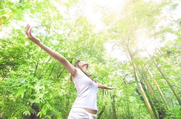 曬對陽光啟動「自癒力」！陽明大學研究：有長者充足光照，好眠多睡2小時