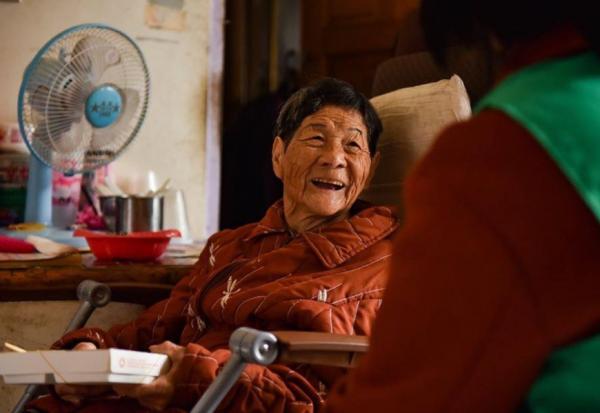 為獨居長者送餐，跌倒時協助送醫！社會企業銀色大門居家送餐服務，如何讓長輩溫飽外有人關懷？