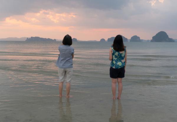 因為珍惜，懂得和兒女保持距離！一位母親讀紀伯倫的詩：如何相愛不相困？