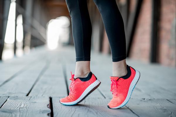 脊椎壓迫性骨折易被忽略，10人中有6位不自知！醫師：每天練腳跟與縮肚臍，可防骨質疏鬆