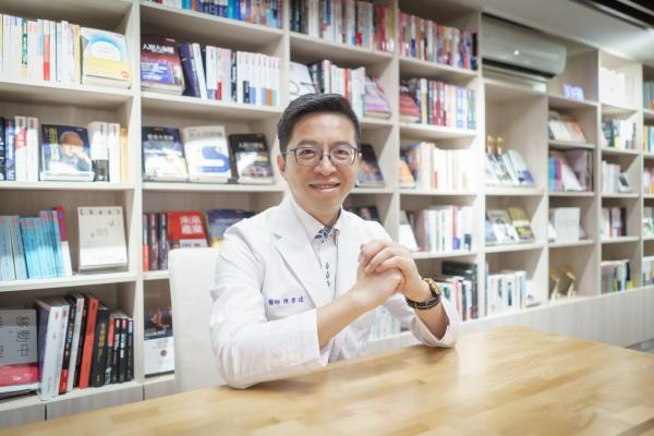 PODCAST | 50+Talk ep88.疼痛怎麼治療，才不會越治越痛？陳韋達醫師：不靠止痛藥，慢性疼痛也能有效修復