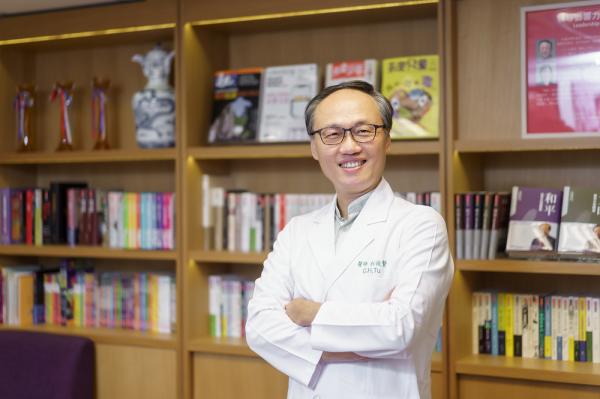 PODCAST | 50+Talk ep90.睡前手機放床邊，小心電磁波危害！杜俊賢醫師：7個習慣改變，釋放身體毒素