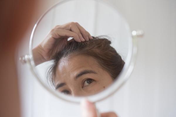 剛染不久又冒出，如何遮白髮？利用髮型、吹整技巧與急救小物，過渡期也好看優雅