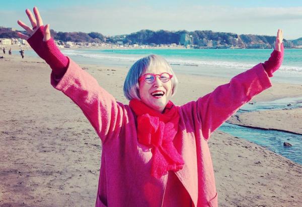 想像力能讓心情不同！《魔女宅急便》作者角野榮子：白髮後的穿搭，粉紅色與紅色特別適合