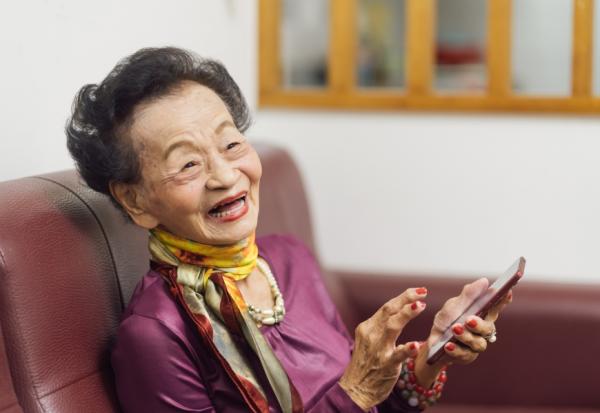 93歲用LINE拜年、參加歌唱比賽集滿80座獎盃！劉林招花：愈唱歌愈有正能量，人生在世笑比哭有用