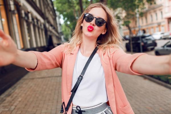 需要自信時，塗口紅有用！醫師：顏色影響腦分泌，消除緊張的3個有趣技巧